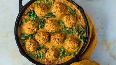 Boulettes de poisson, épinards et sauce au curry