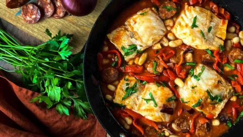 Cocotte de cabillaud, chorizo, piquillos et haricots blancs