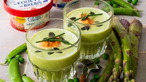 Crème d’asperges et petits pois au fouetté de brebis et piment d’Espelette