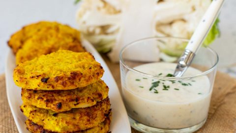 Croquettes de chou-fleur au parmesan, sauce yaourt tahin