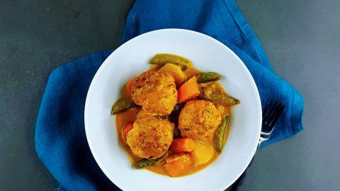 Curry de légumes et boulettes de poisson
